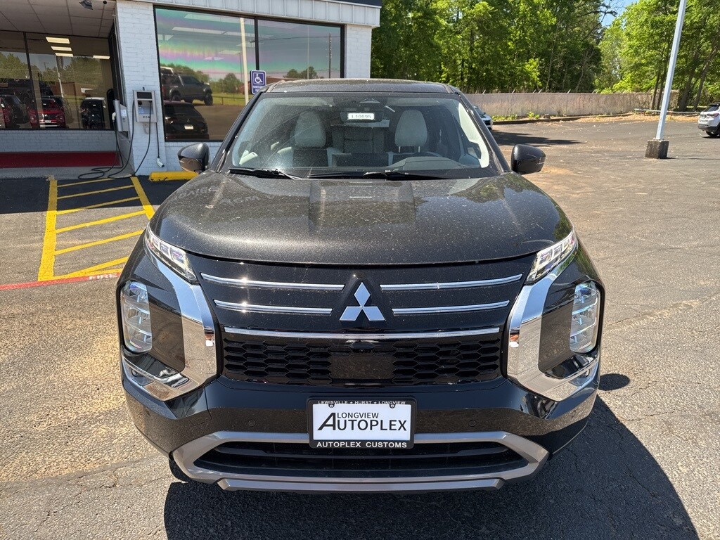 2025 Mitsubishi Outlander SE photo 3