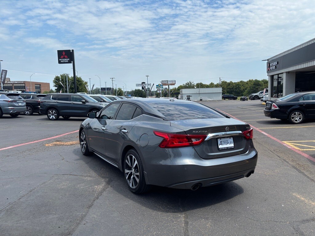 2017 Nissan Maxima SV photo 2