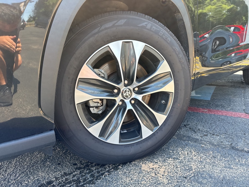 Used 2021 Toyota Highlander XLE with VIN 5TDGZRBH3MS076035 for sale in Longview, TX