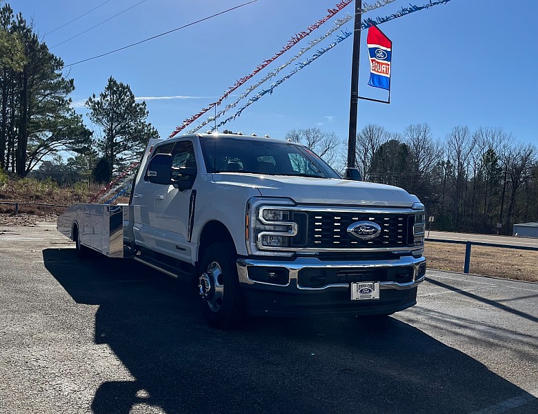 2025 Ford F-350 Super Duty Lariat's photo