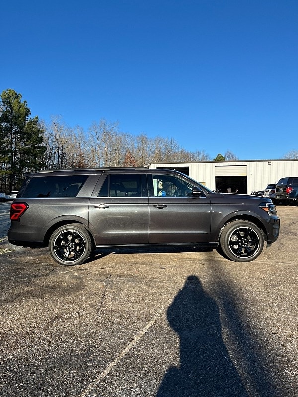 2022 Ford Expedition Limited's photo