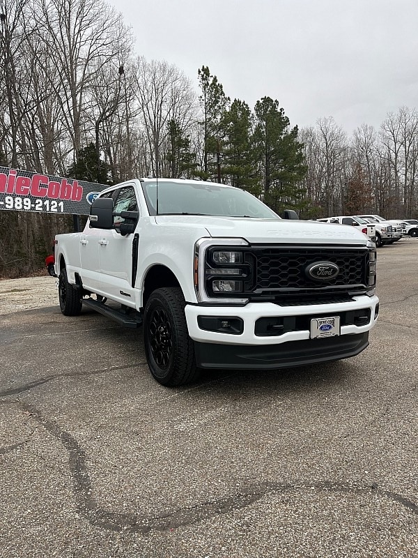 2025 Ford F-350 Super Duty Lariat's photo