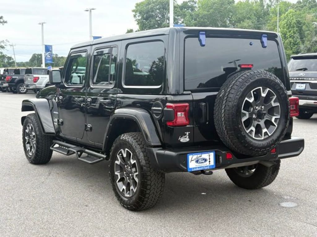 Used 2024 Jeep Wrangler Sahara SUV