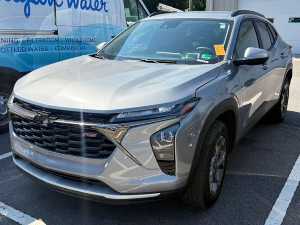 Used 2025 Chevrolet Trax LT SUV