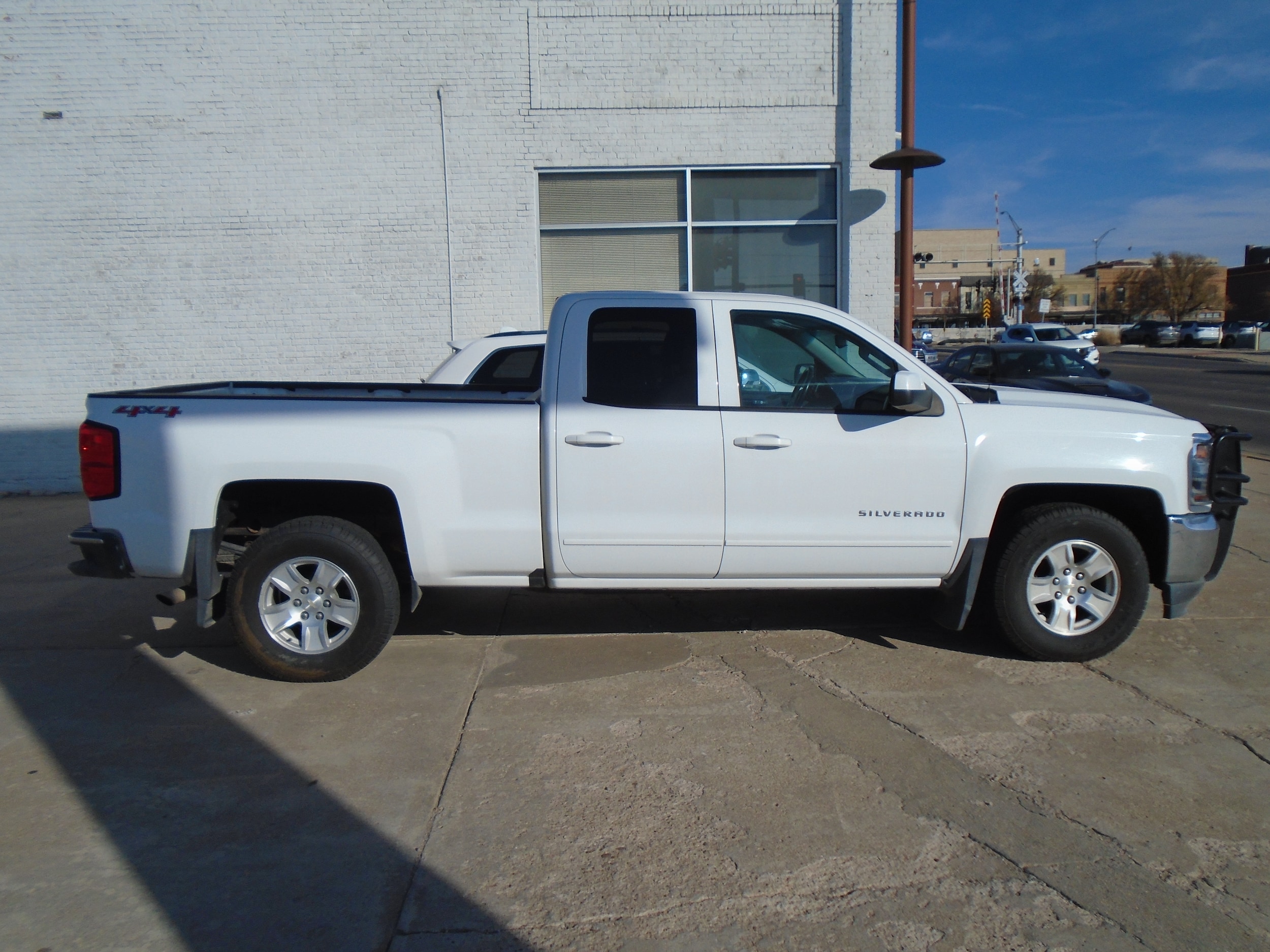 Used 2017 Chevrolet Silverado 1500 LT with VIN 1GCVKREC1HZ114197 for sale in Dodge City, KS