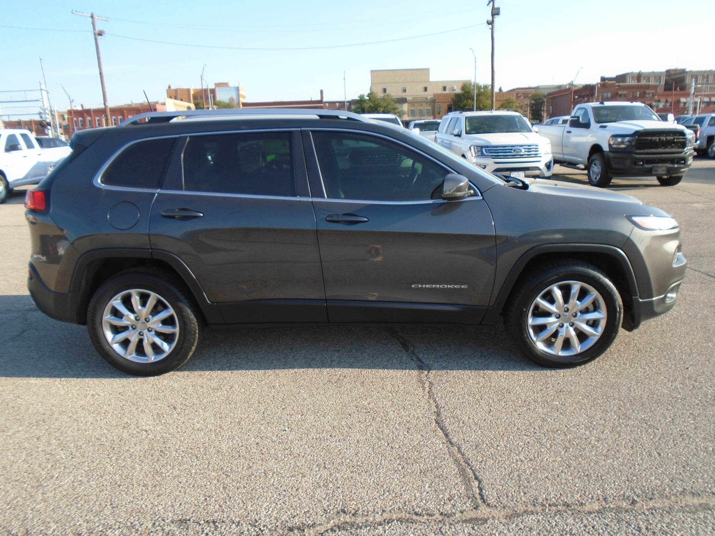 Used 2016 Jeep Cherokee Limited with VIN 1C4PJMDB7GW332538 for sale in Dodge City, KS