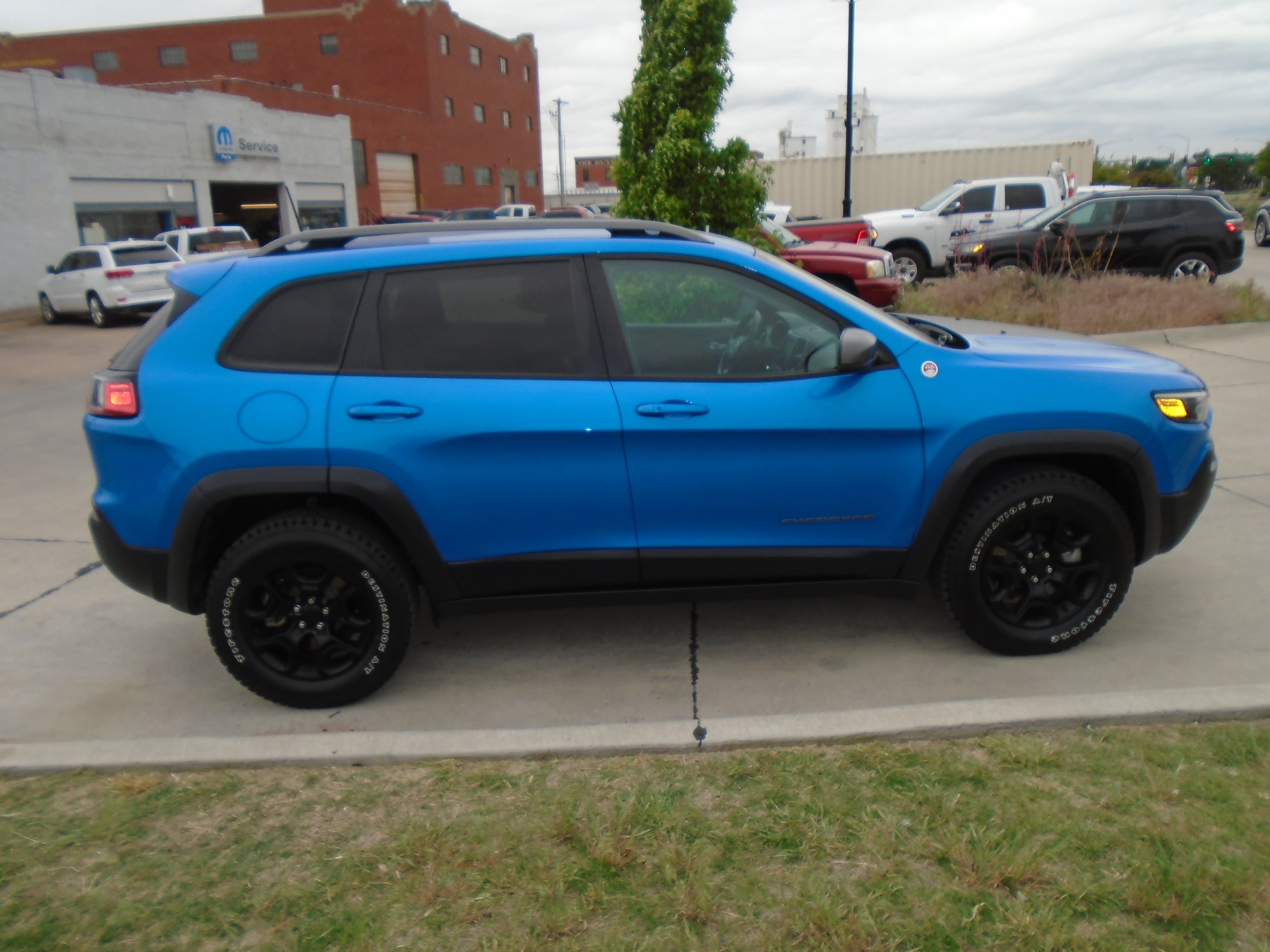Used 2019 Jeep Cherokee Trailhawk with VIN 1C4PJMBX7KD492227 for sale in Dodge City, KS