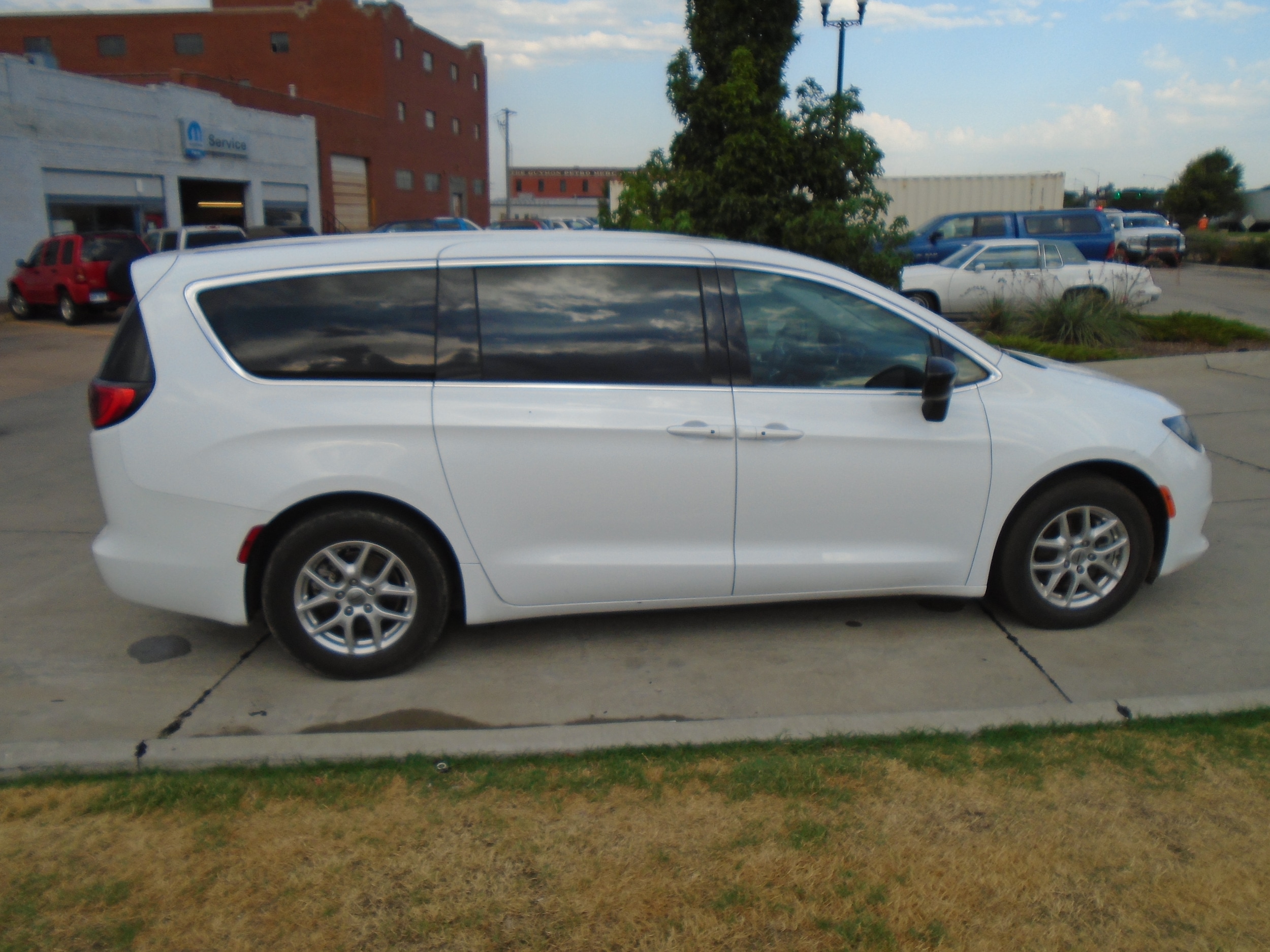 2024 Chrysler Voyager LX