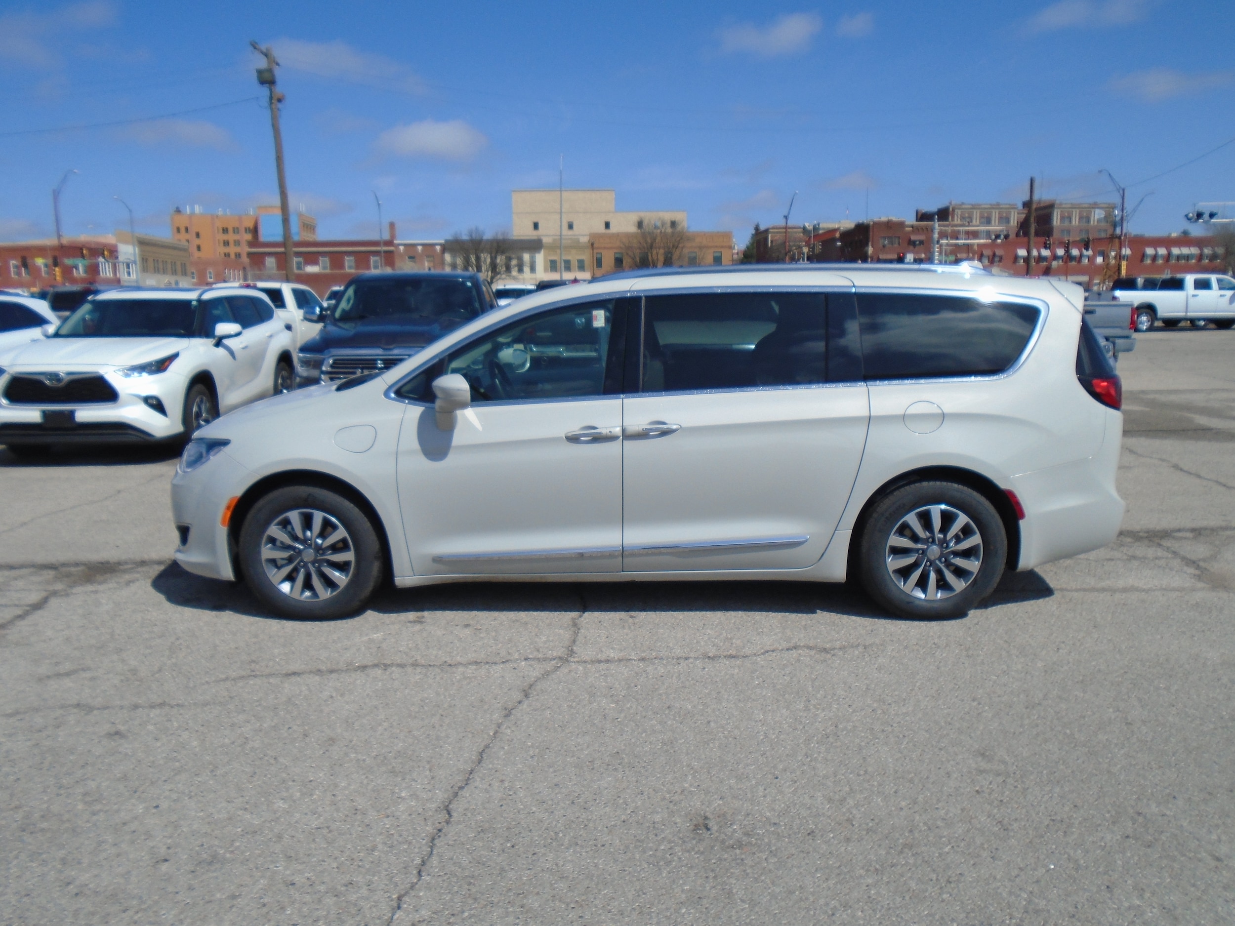 2020 Chrysler Pacifica Hybrid Touring L's photo