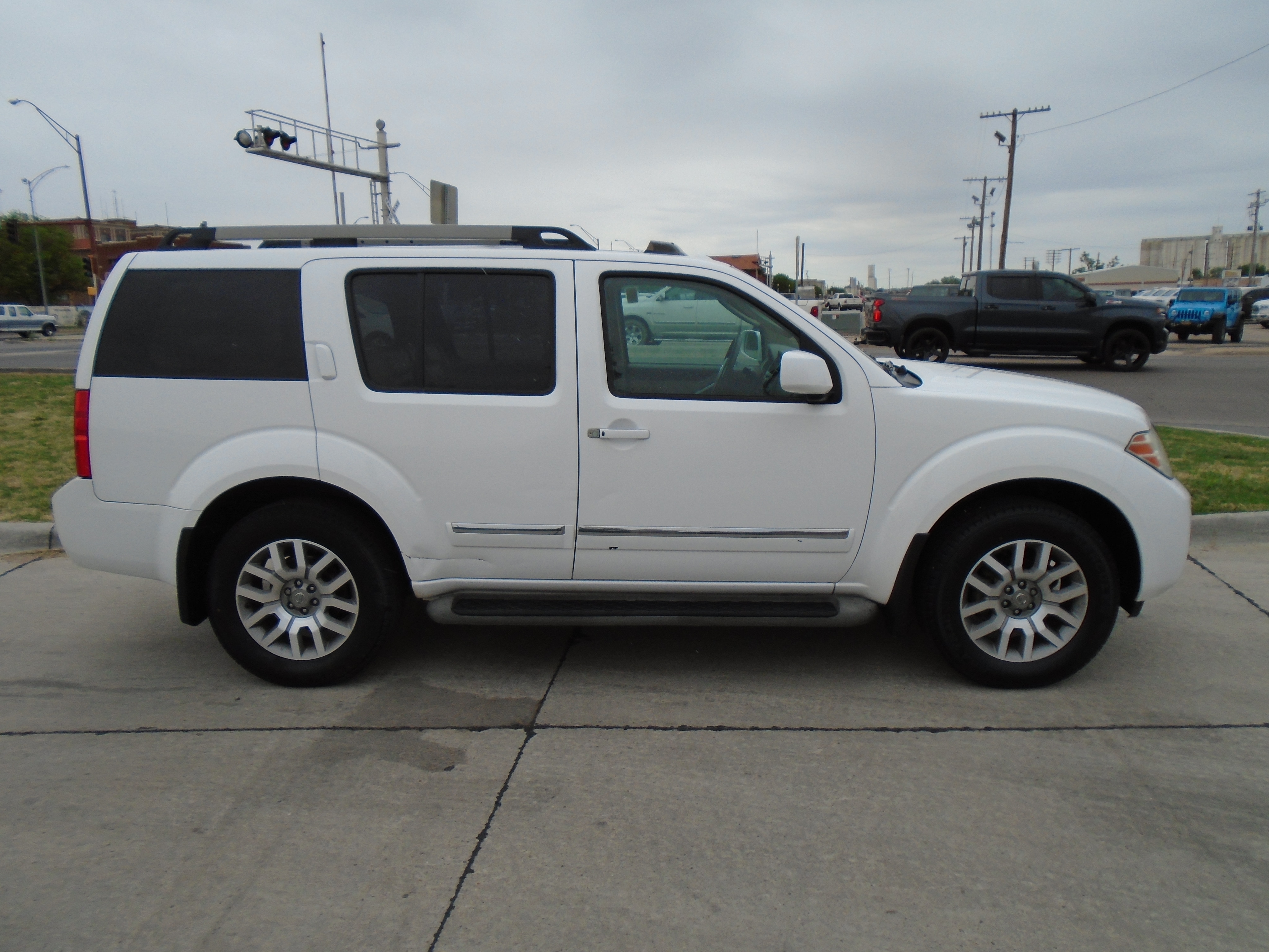 Used 2011 Nissan Pathfinder LE with VIN 5N1AR1NBXBC634911 for sale in Dodge City, KS