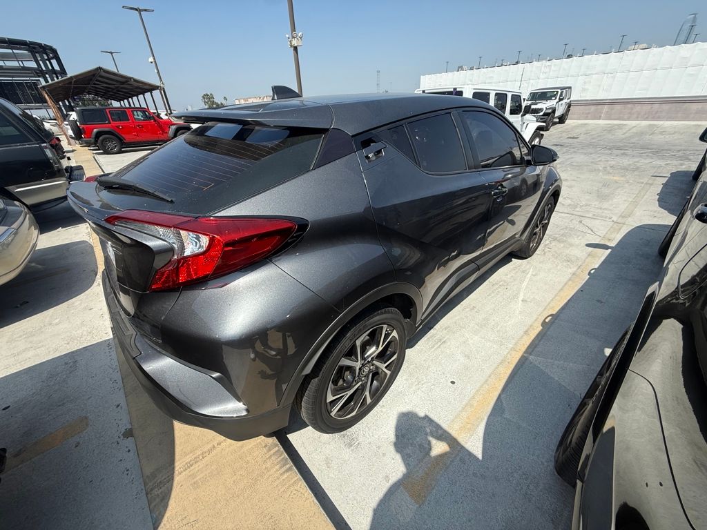 2022 Toyota C-HR XLE photo 2