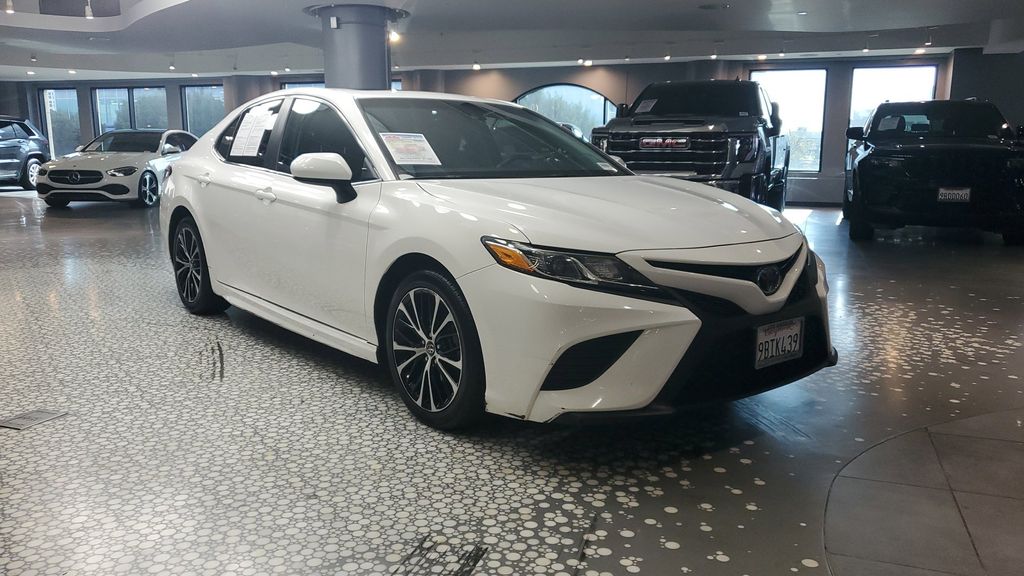 2018 Toyota Camry SE photo 3