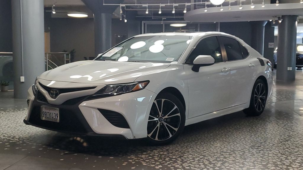 2018 Toyota Camry SE photo 2