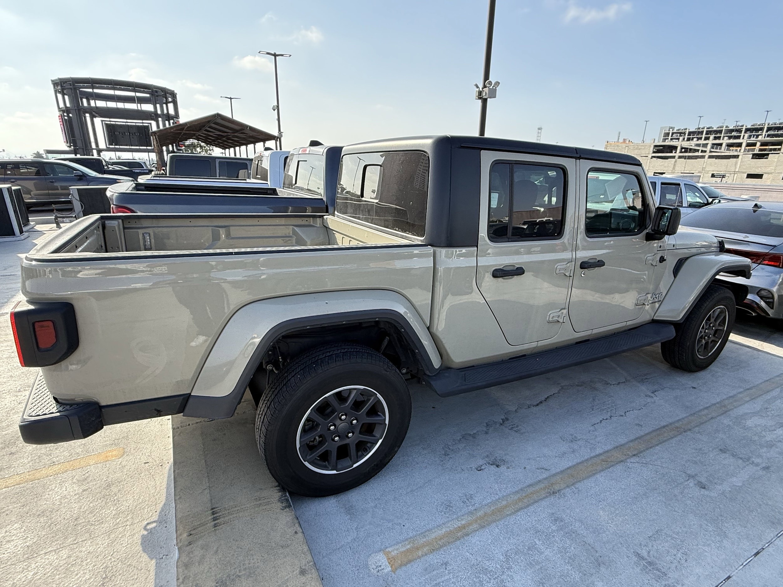 Used 2022 Jeep Gladiator Overland with VIN 1C6HJTFG8NL162218 for sale in Los Angeles, CA