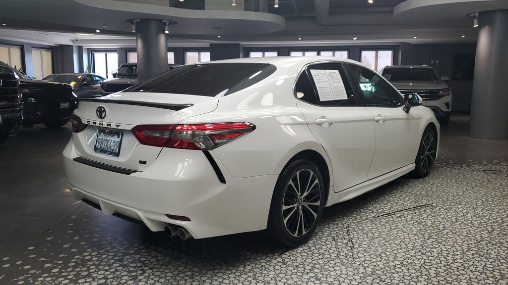 2018 Toyota Camry SE photo 4