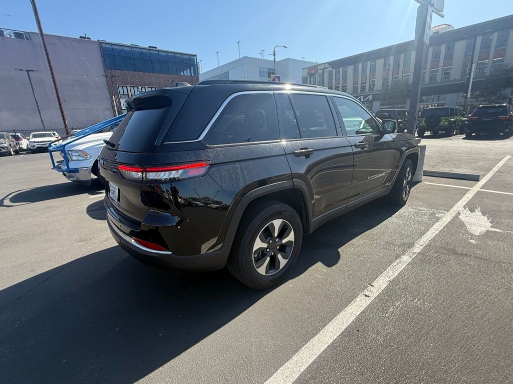 2024 Jeep Cherokee Limited 4xe photo 2