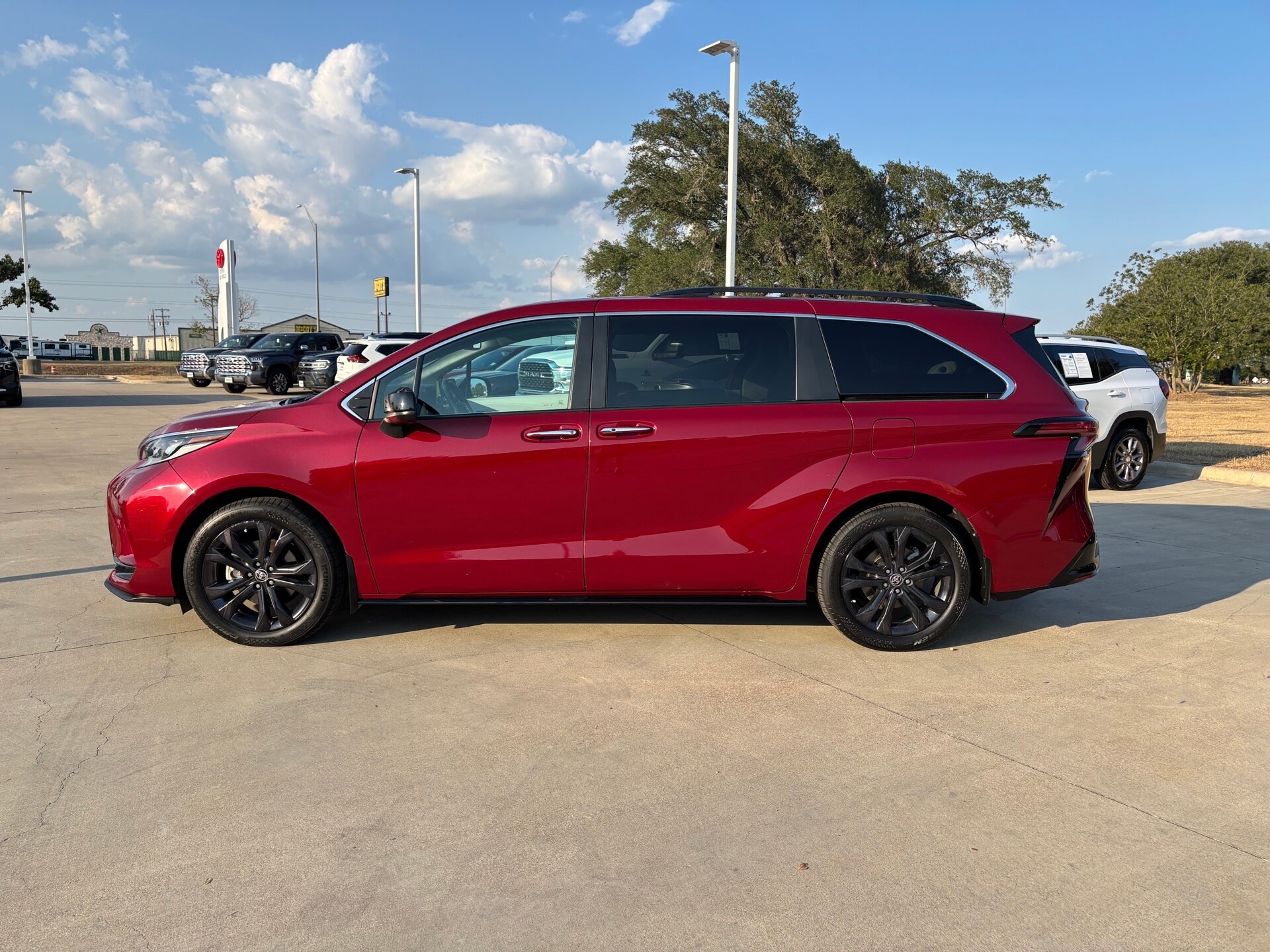 2023 Toyota Sienna XSE photo 4