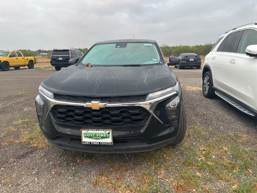 2025 Chevrolet Trax LS photo 2