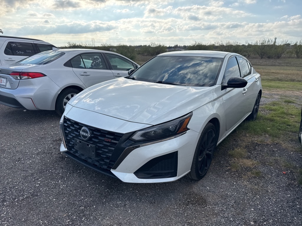 2023 Nissan Altima SR's photo