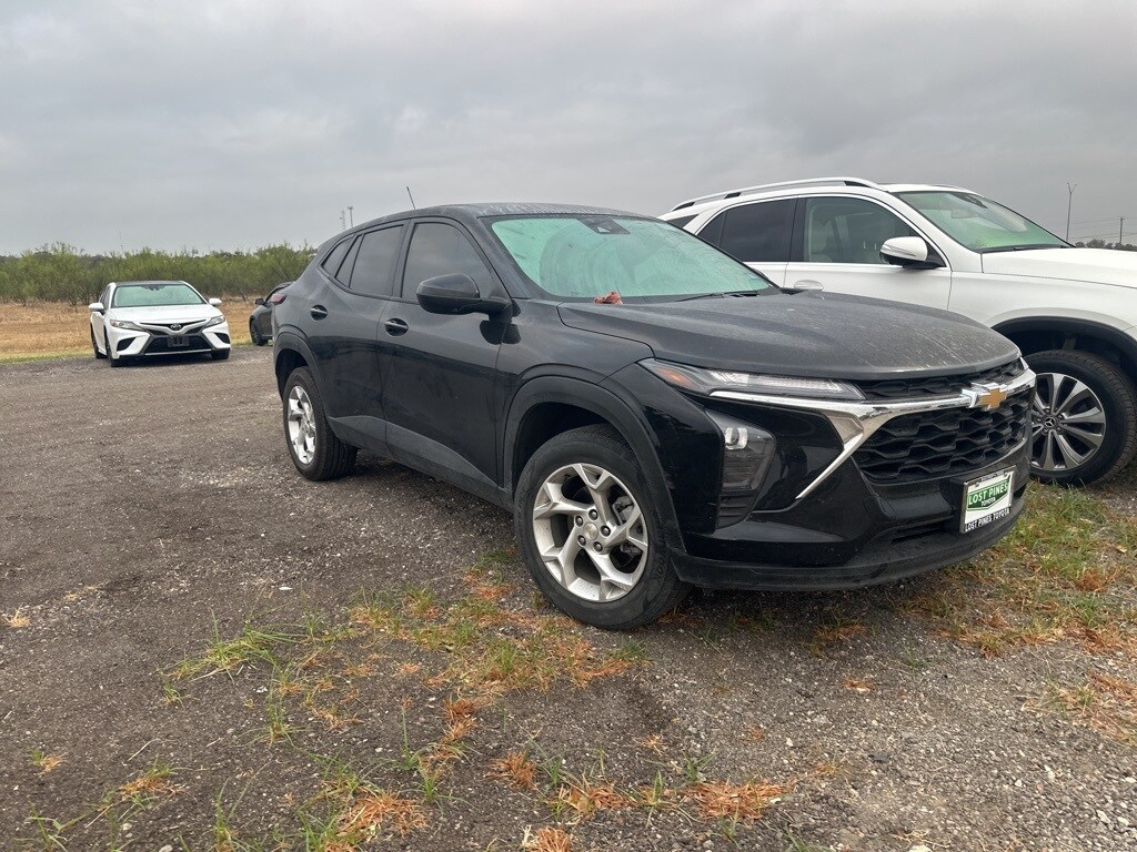 2025 Chevrolet Trax LS photo 3