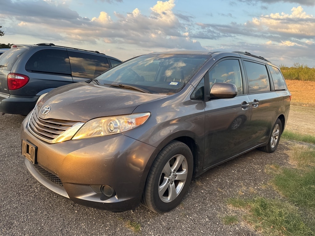 Used 2017 Toyota Sienna LE Minivan/Van