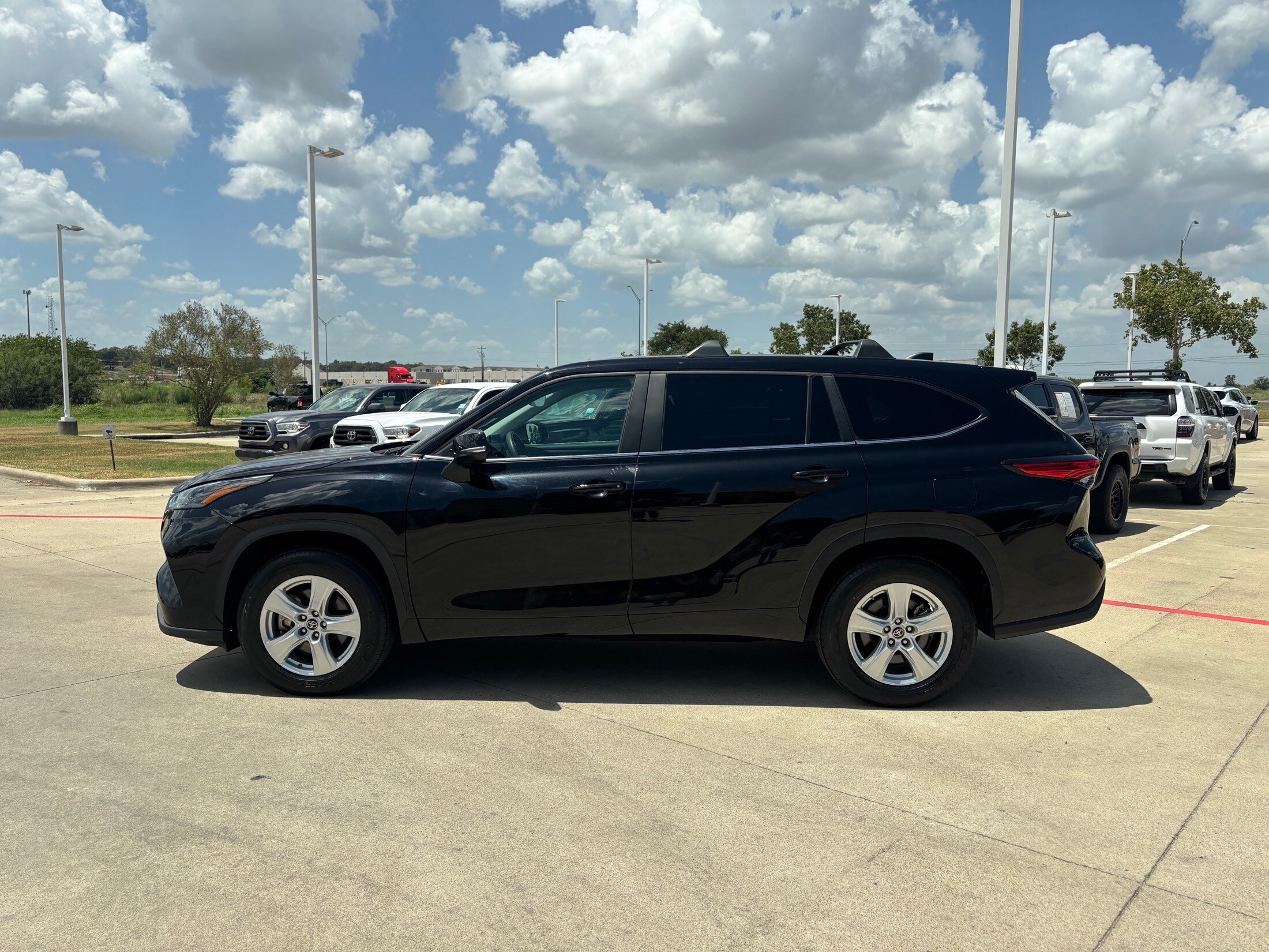 2023 Toyota Highlander L photo 3
