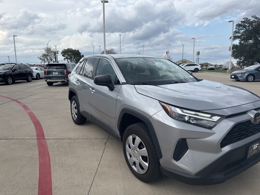 2024 Toyota RAV4 LE photo 2