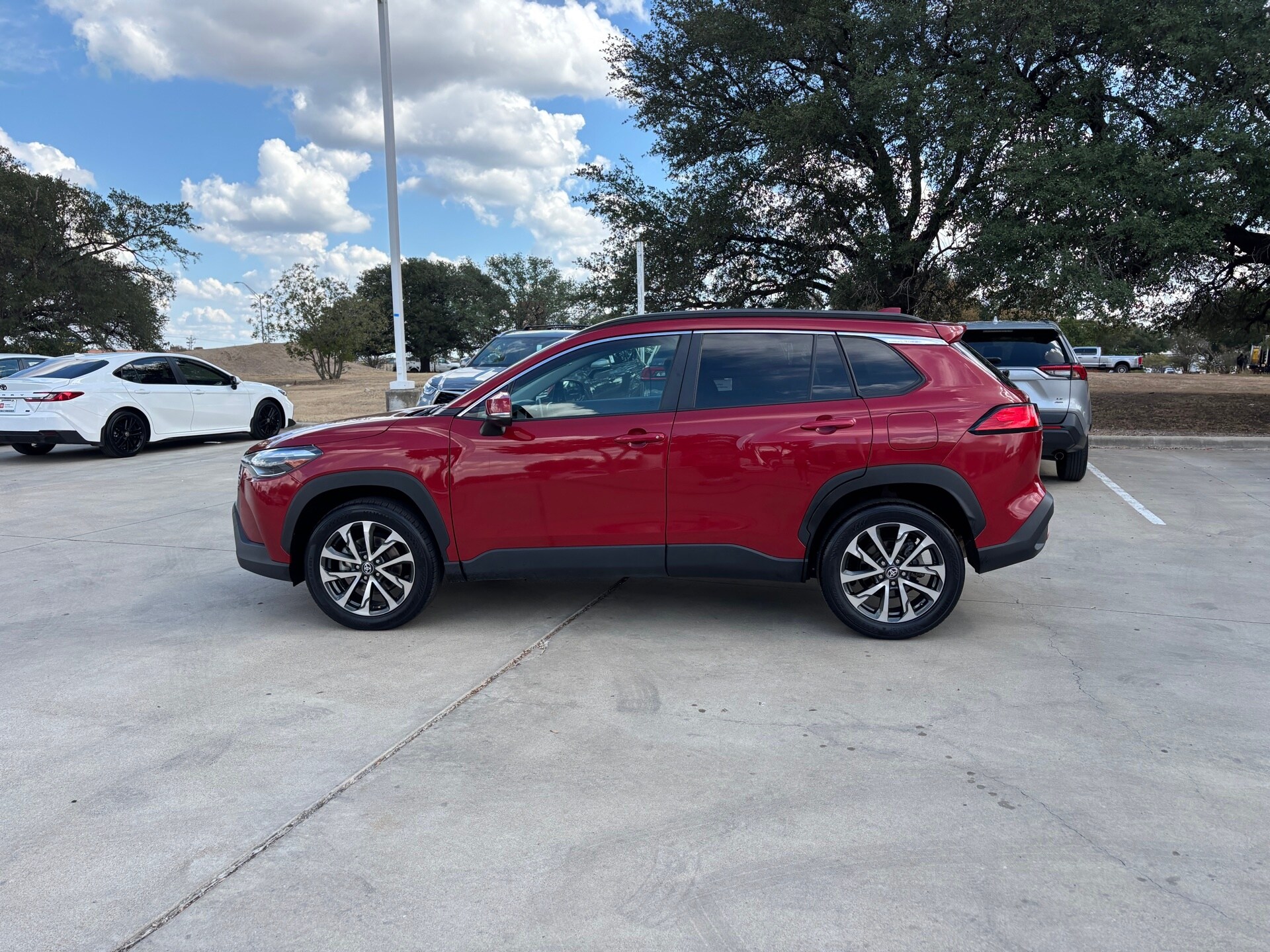 2023 Toyota Corolla Cross XLE photo 3