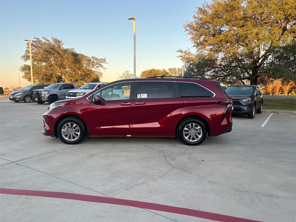 2025 Toyota Sienna XLE photo 3
