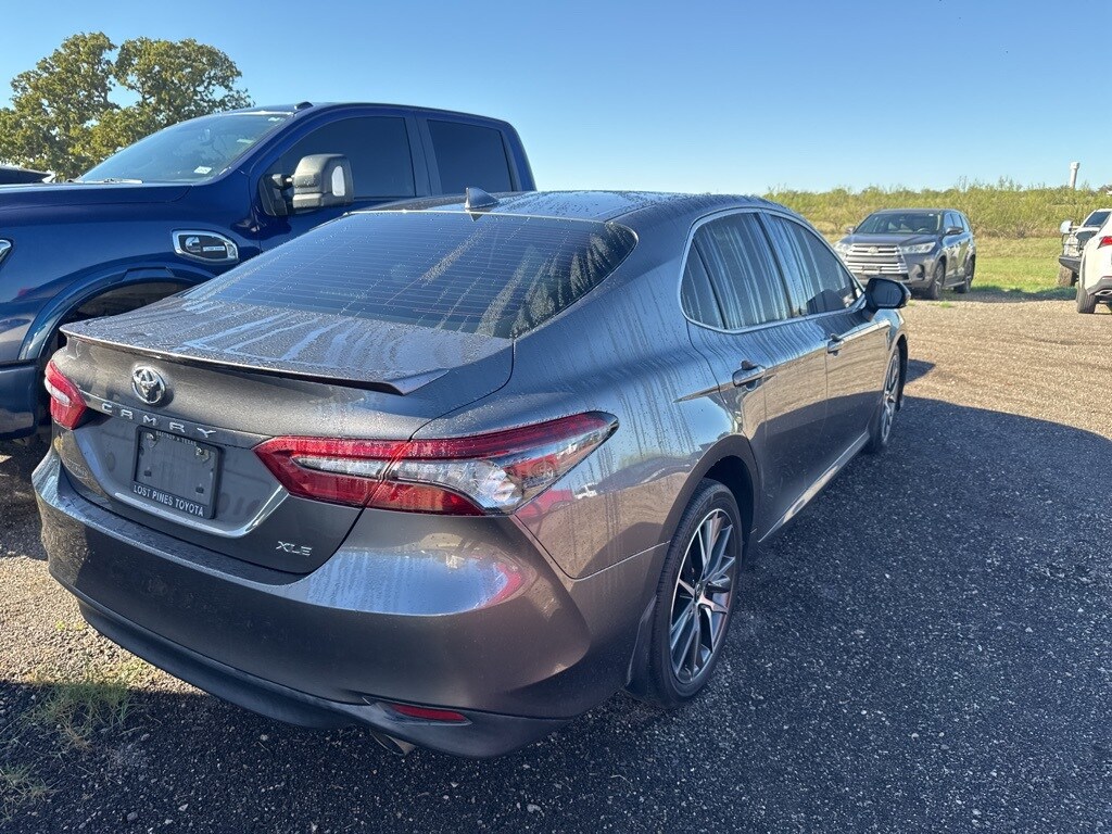 2021 Toyota Camry XLE photo 3