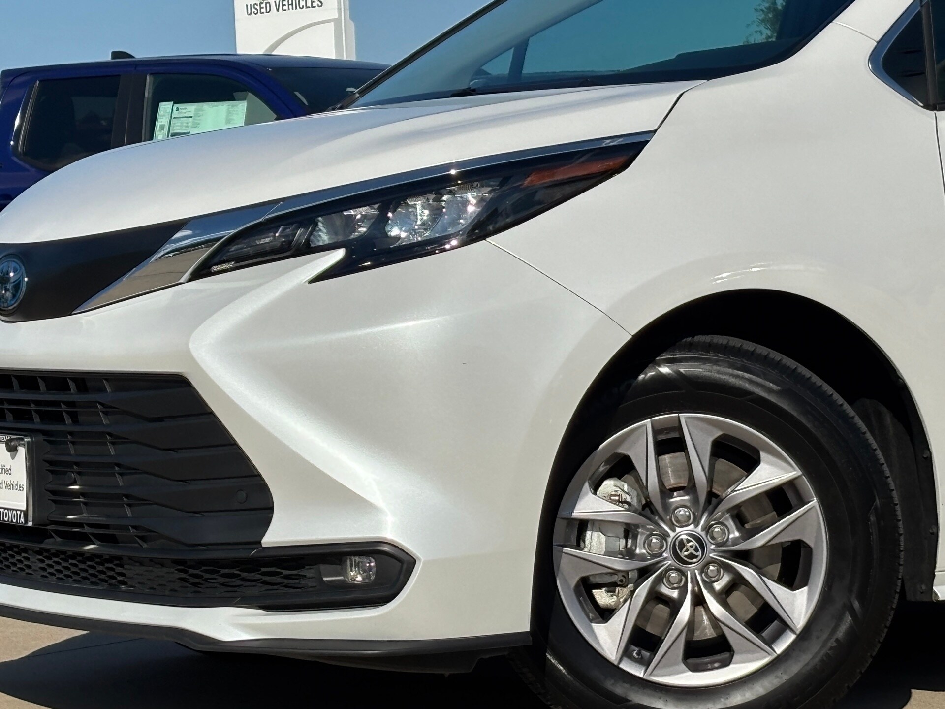 2025 Toyota Sienna XLE photo 3