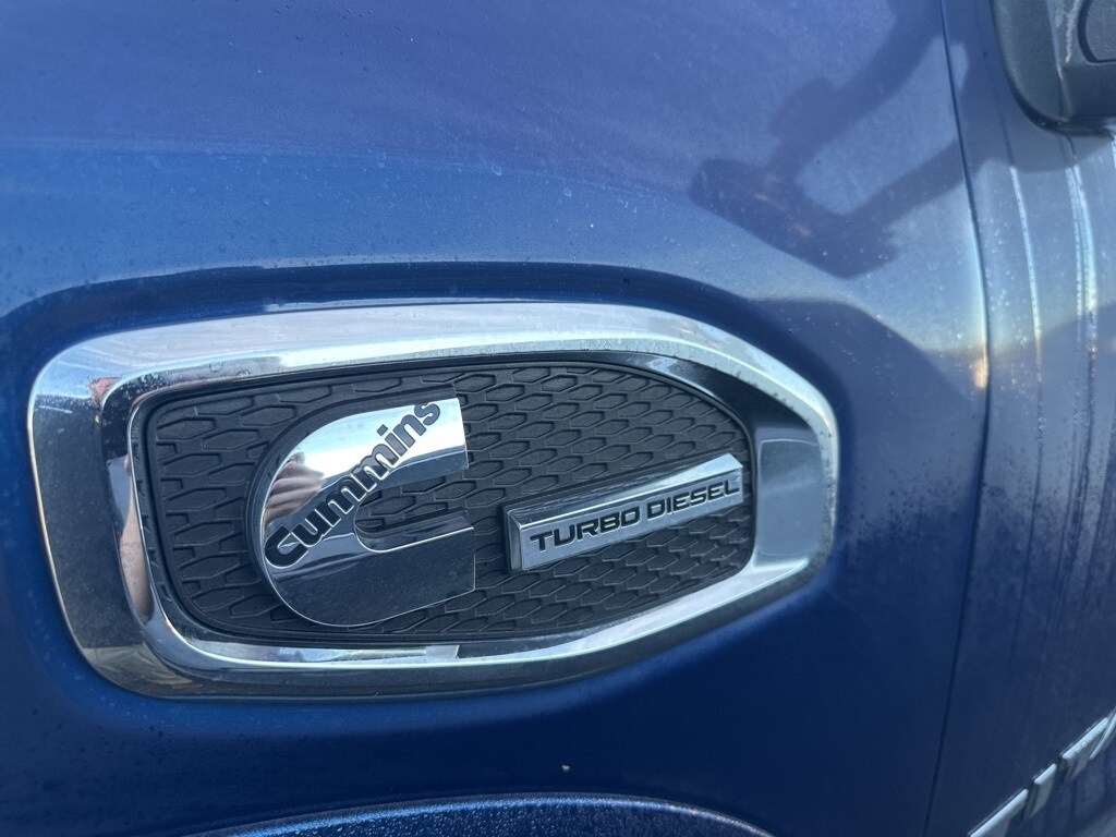 2019 Nissan Titan PRO-4X photo 2