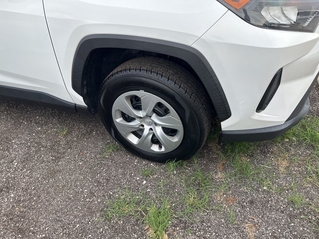 2020 Toyota RAV4 LE photo 4