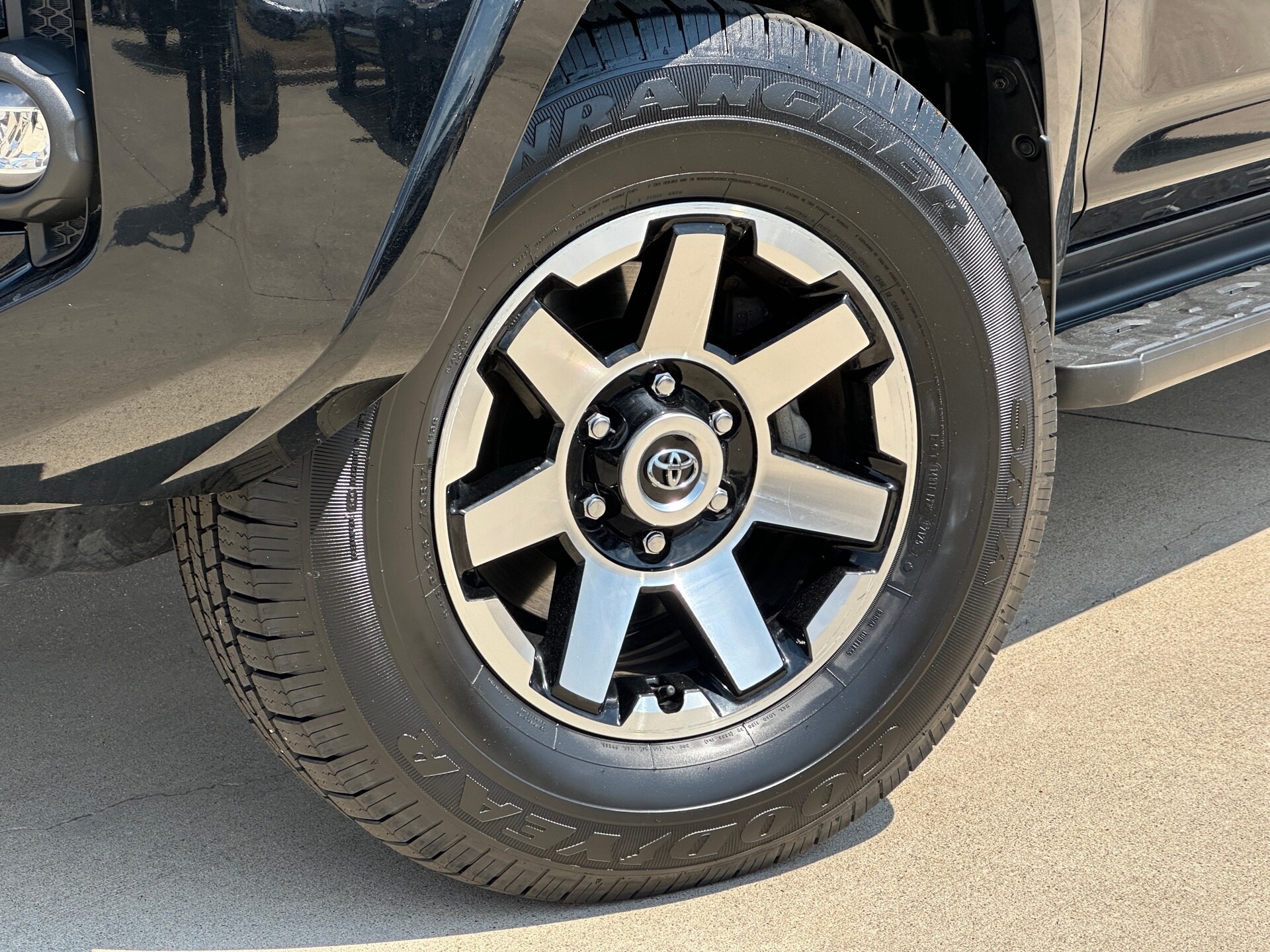 2024 Toyota 4Runner TRD Off-Road photo 2