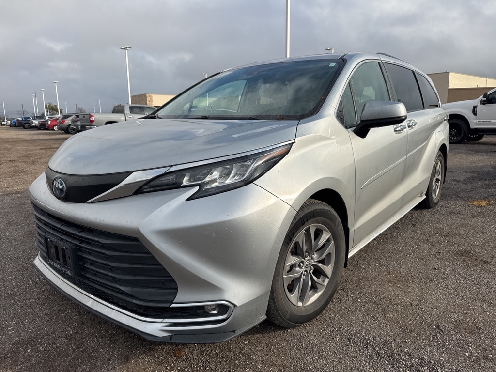 2022 Toyota Sienna XLE's photo