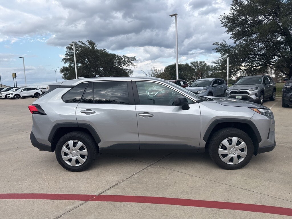 2024 Toyota RAV4 LE photo 3