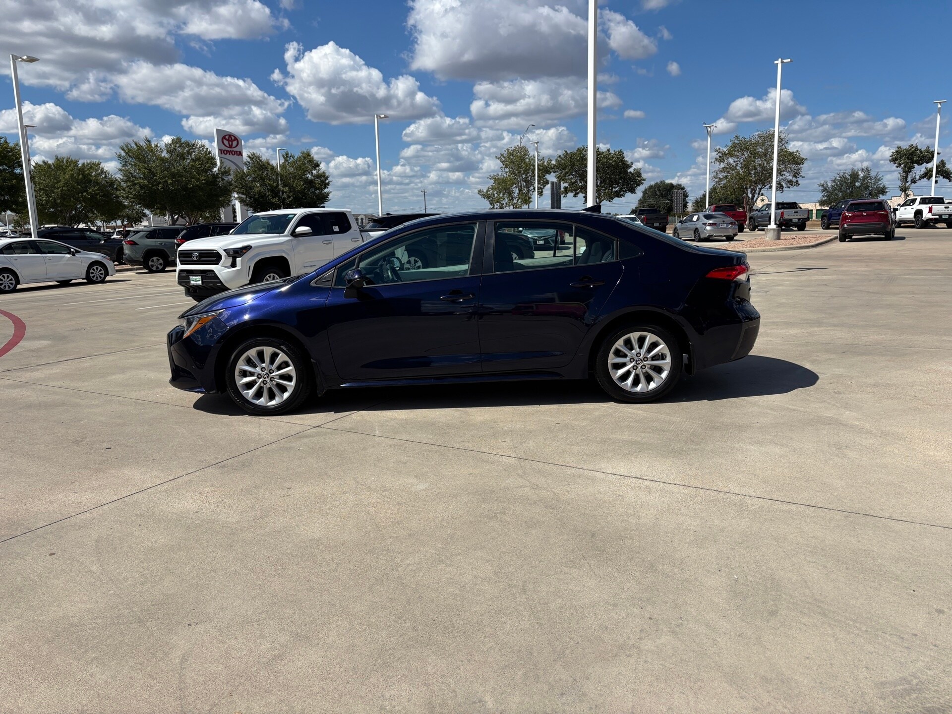 2022 Toyota Corolla LE photo 2