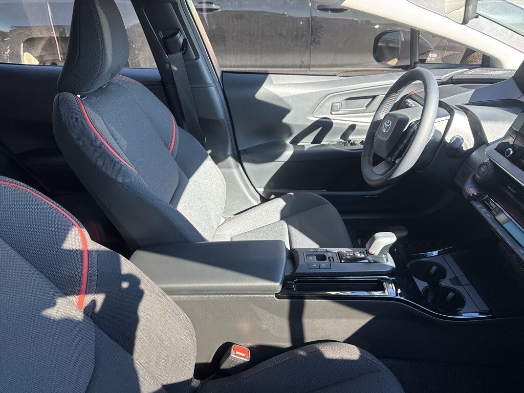 2026 Toyota Prius Plug-in Hybrid SE photo 4