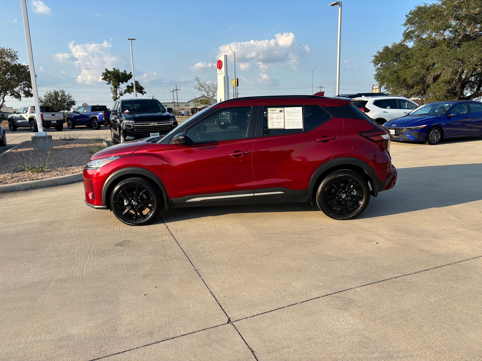 2023 Nissan Kicks SR photo 2