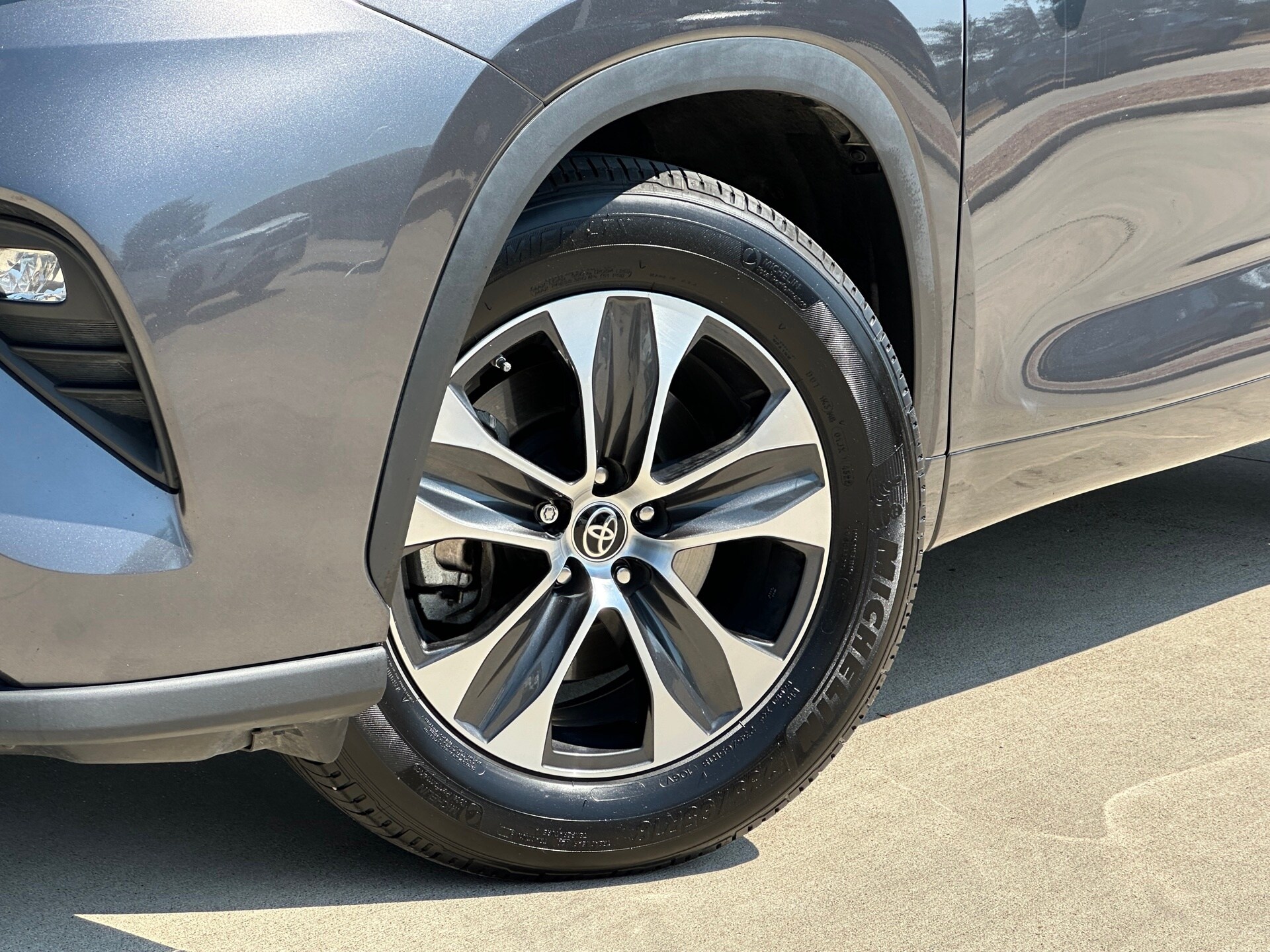 2022 Toyota Highlander XLE photo 2