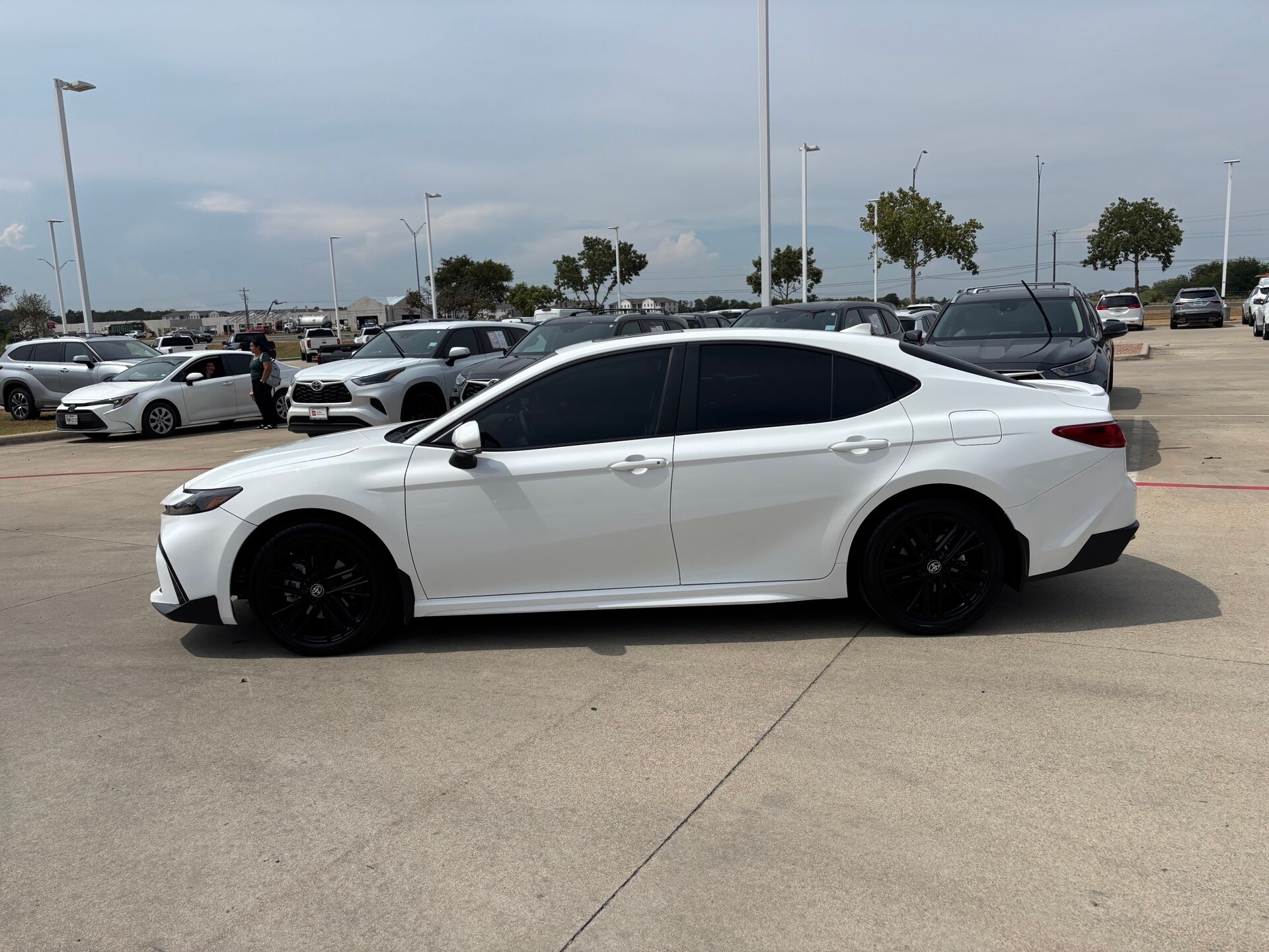 2025 Toyota Camry SE photo 4