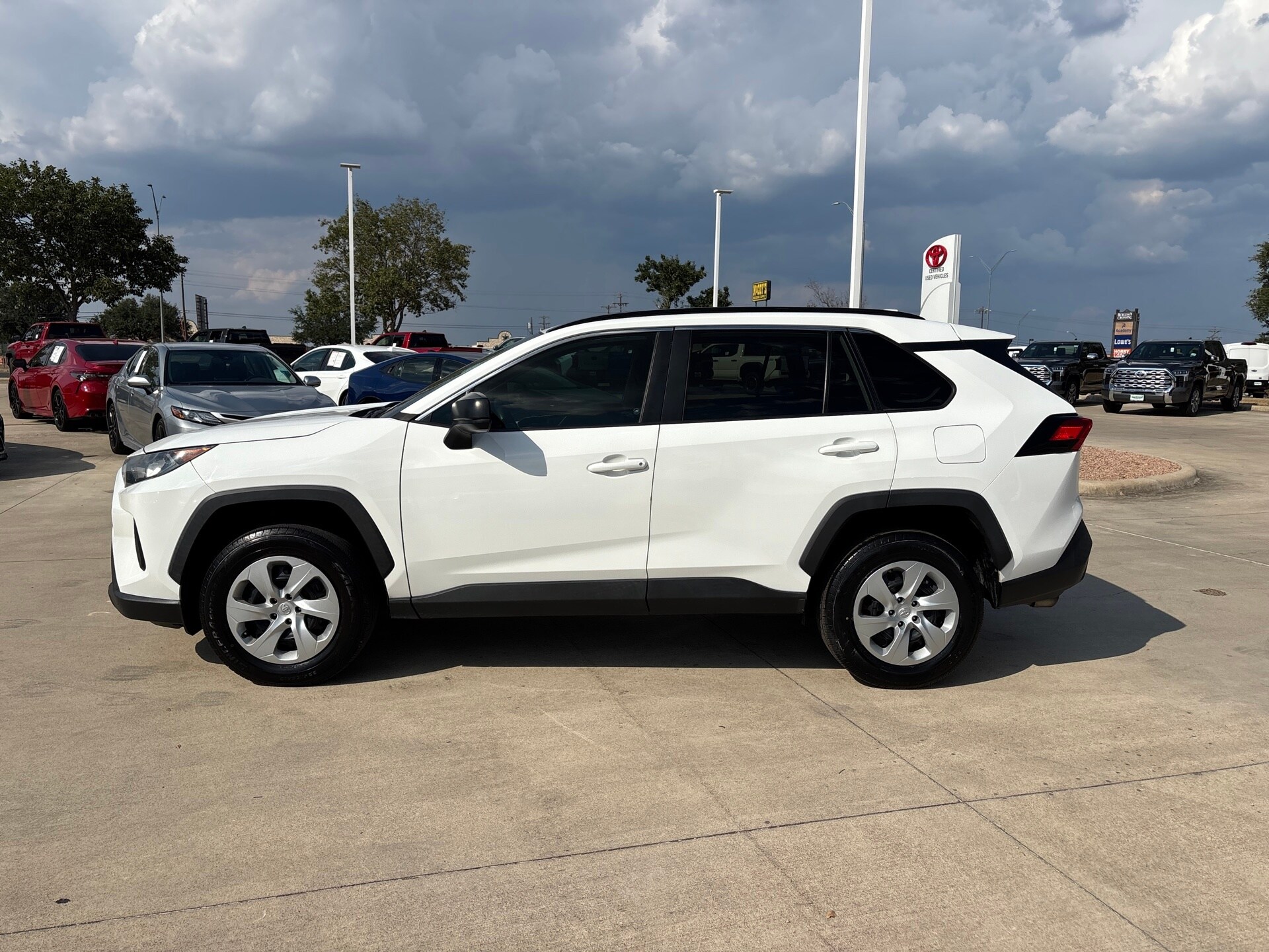2019 Toyota RAV4 LE photo 3