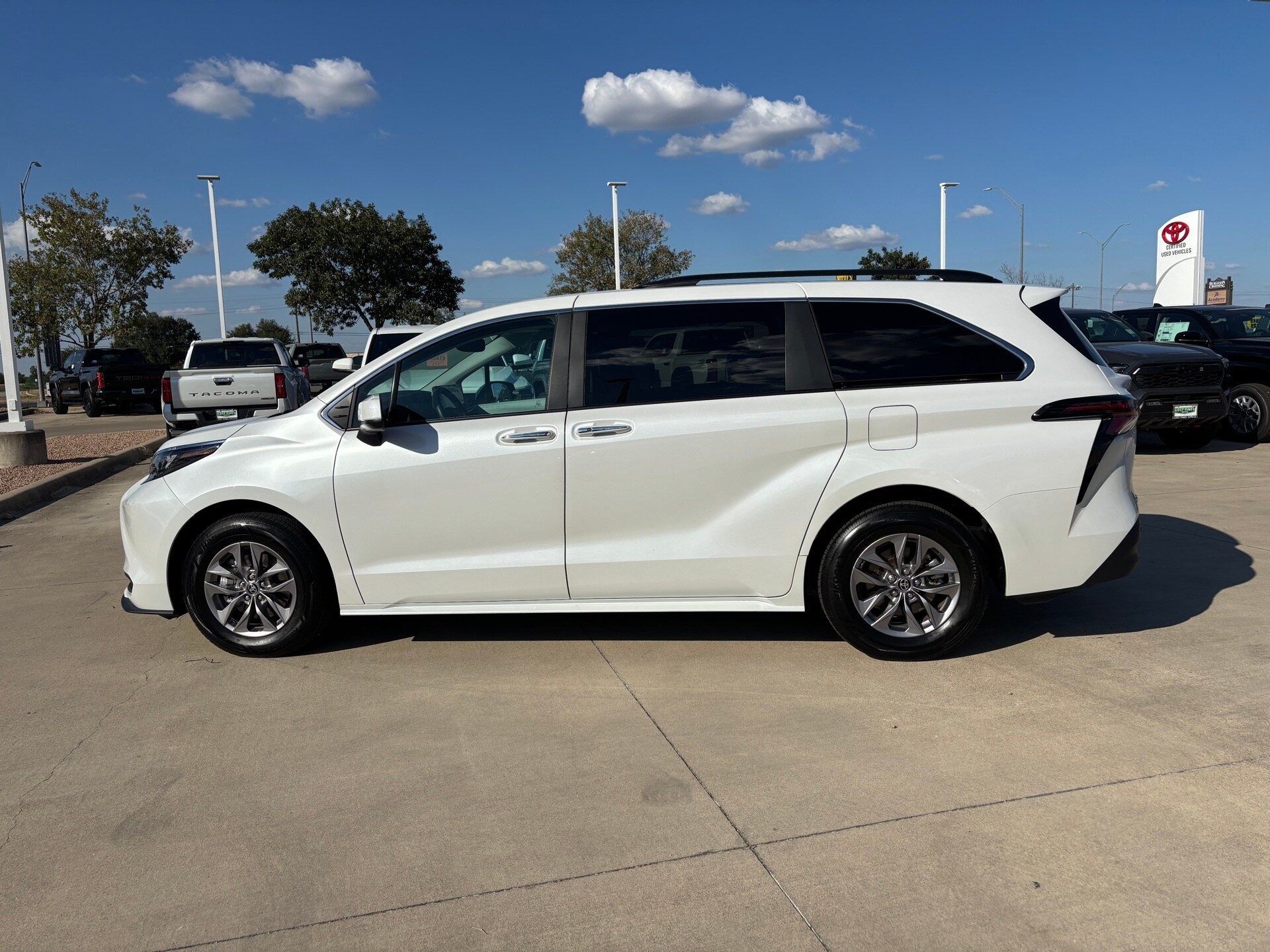 2025 Toyota Sienna XLE photo 4