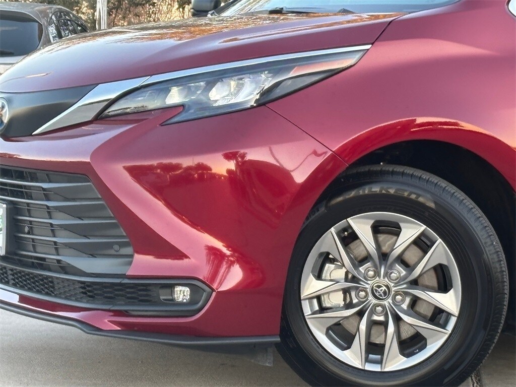 2025 Toyota Sienna XLE photo 2