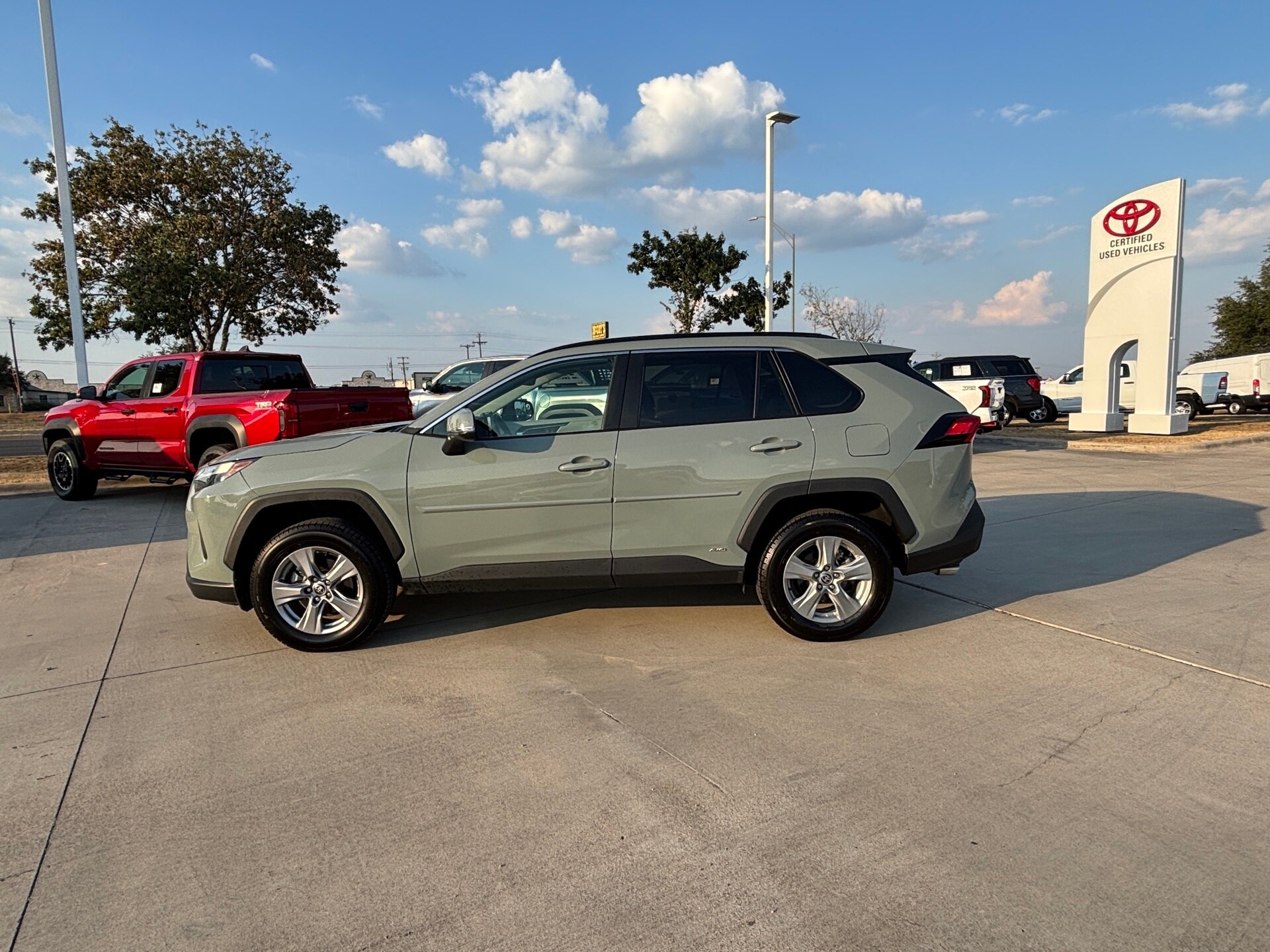 2022 Toyota RAV4 Hybrid XLE photo 2