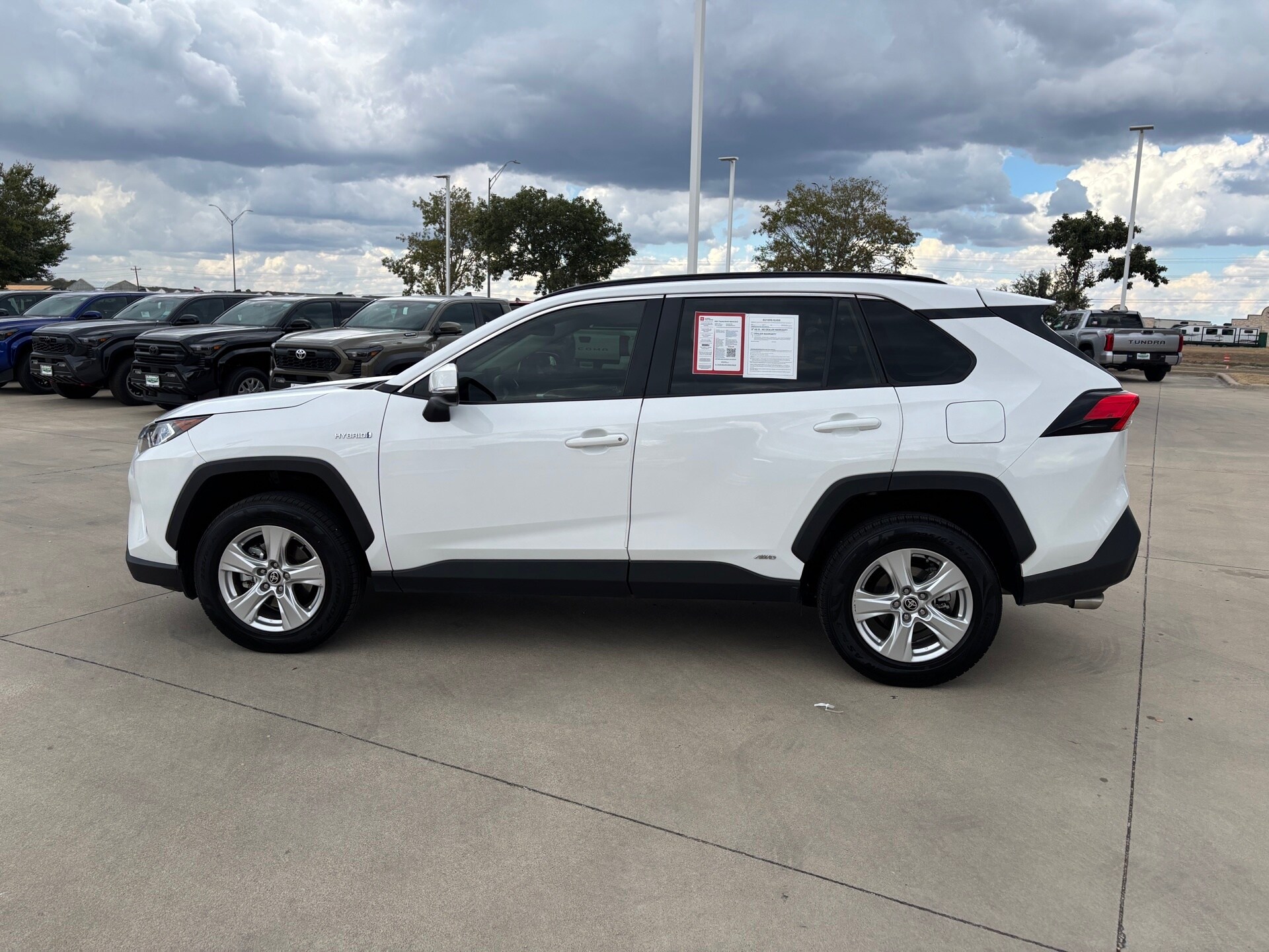 2021 Toyota RAV4 Hybrid XLE photo 2