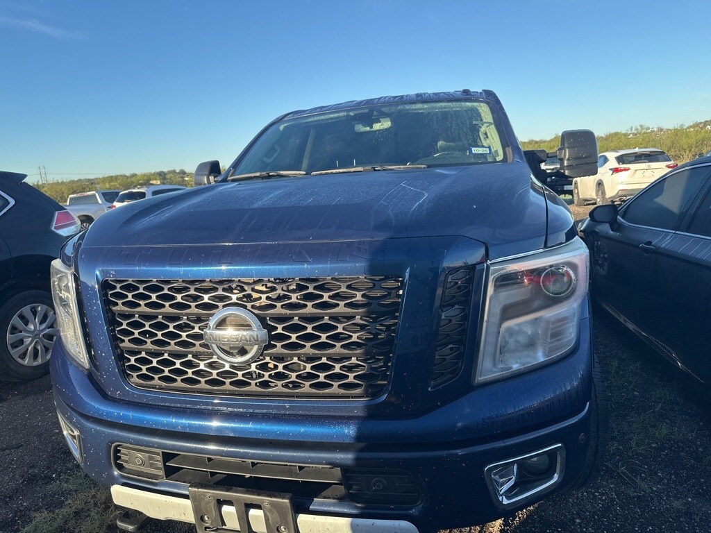 2019 Nissan Titan PRO-4X photo 3