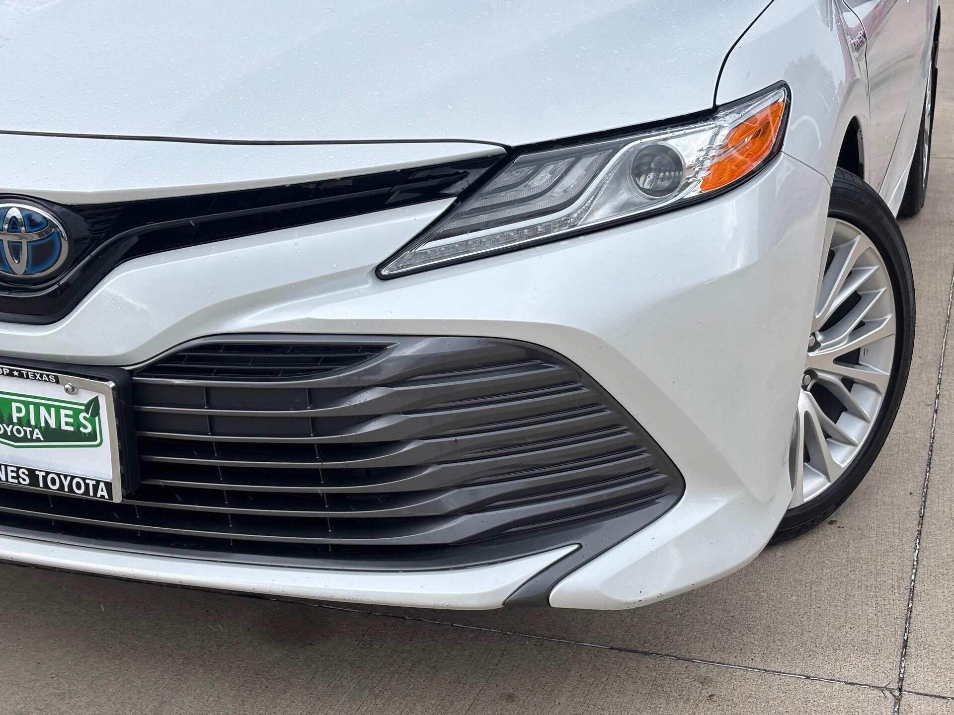 2020 Toyota Camry XLE photo 3