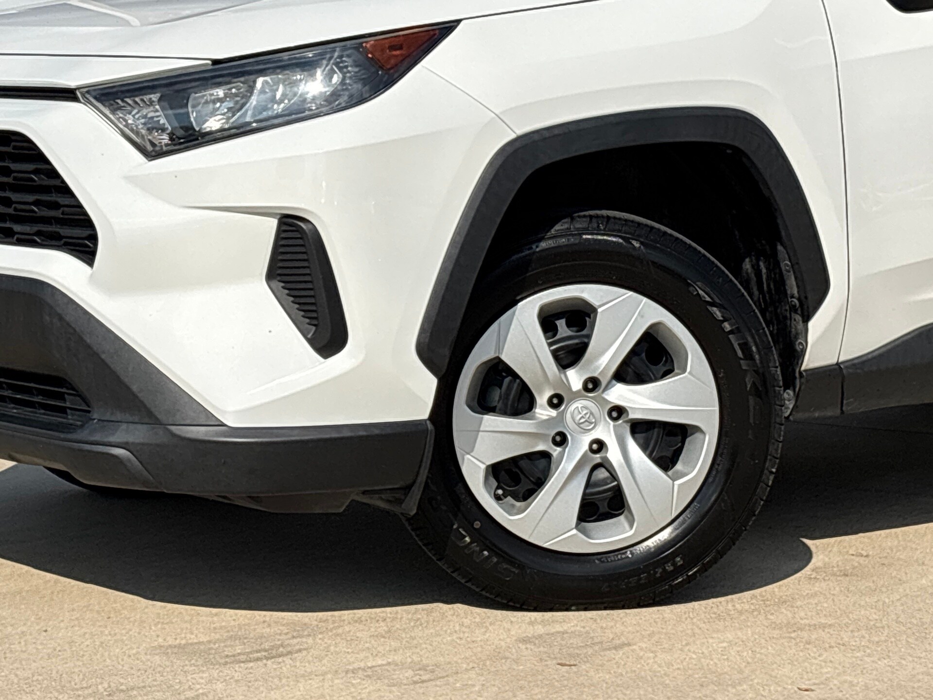 2019 Toyota RAV4 LE photo 2