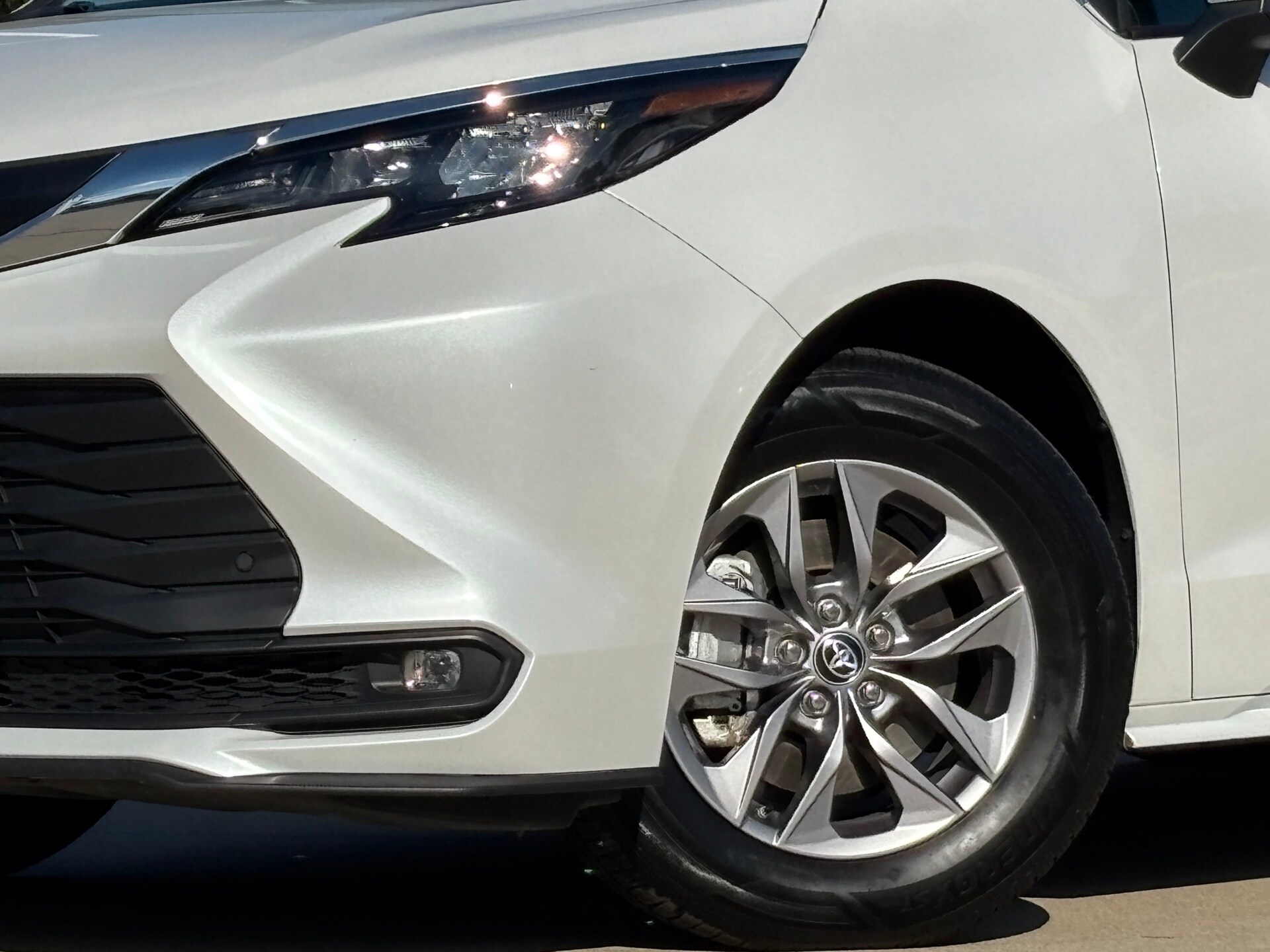 2025 Toyota Sienna XLE photo 2